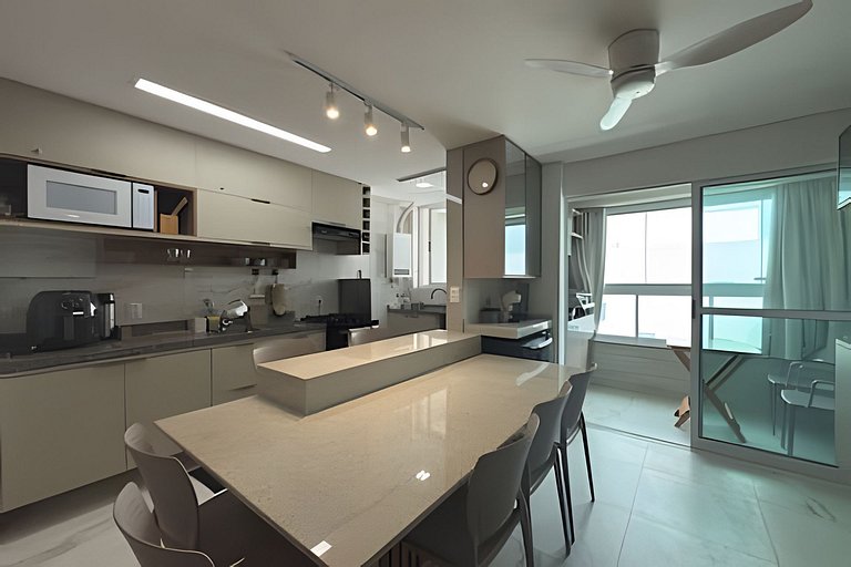 Central apt near the stunning natural tide pools