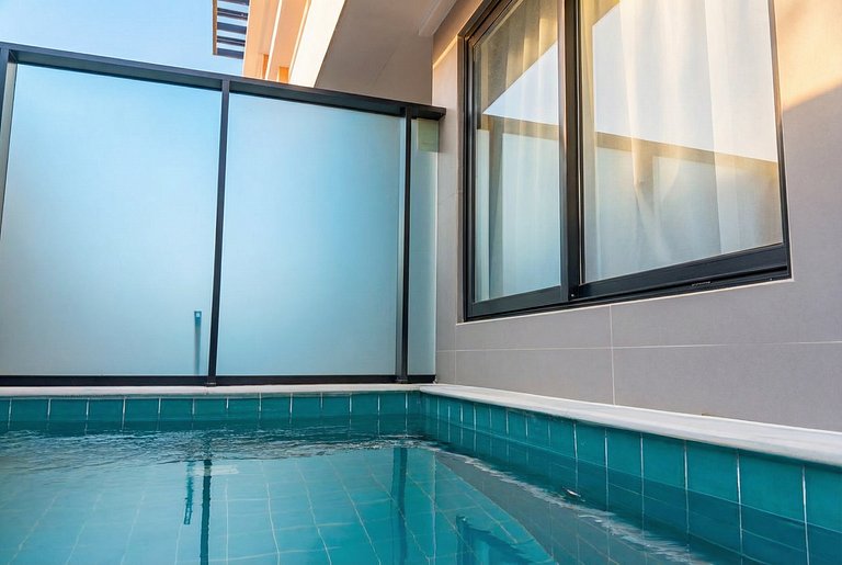 Beachfront flat with private pool