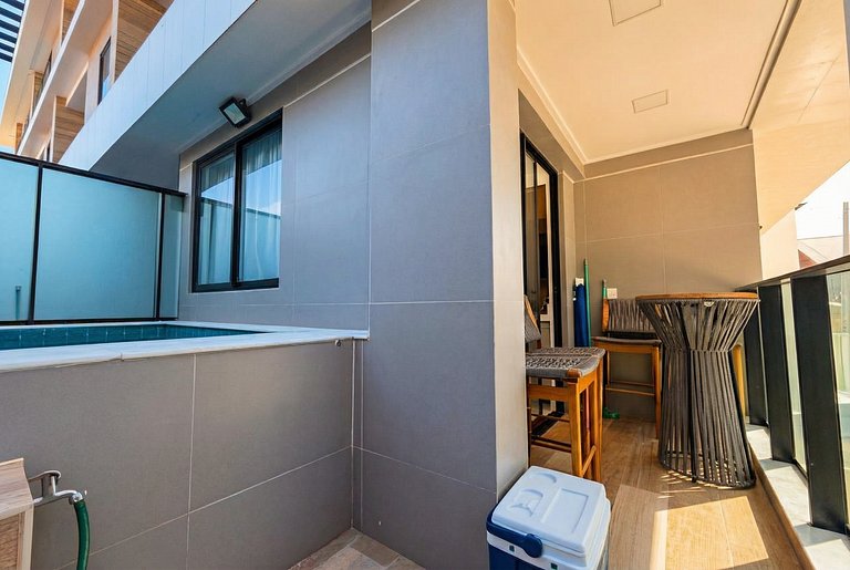 Flat beira mar com piscina privativa