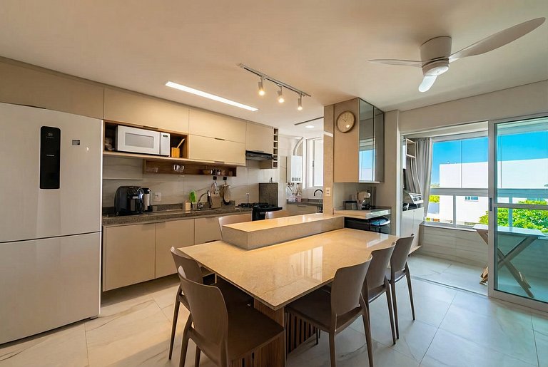 Central apt near the stunning natural tide pools