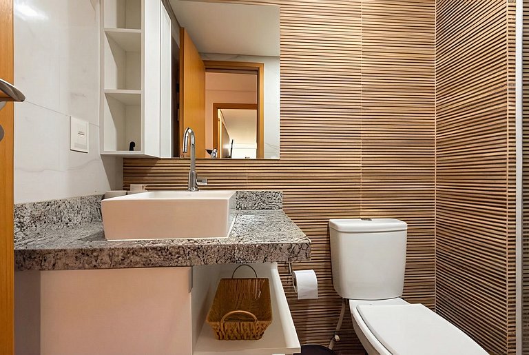 Central apt near the stunning natural tide pools