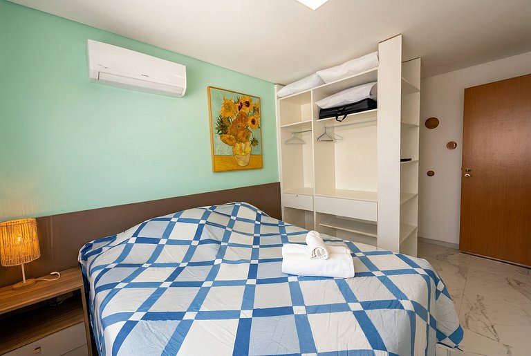 Central apt near the stunning natural tide pools